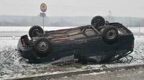 Dachowanie na Targówku. Auto na poboczu, kierowcy brak