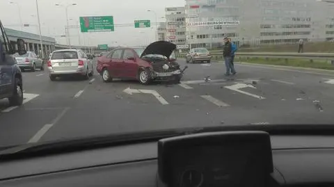 Jerozolimskie: auto na barierkach, korek w stronę Pruszkowa