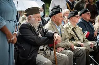 Tablica upamiętniająca przewodniczącego Związku Powstańców Polskich