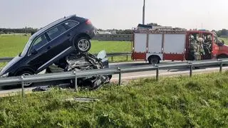 Jedno auto wylądowało na dachu drugiego