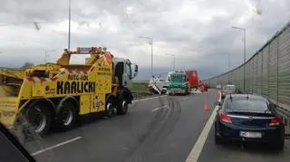 Tir zablokował dwa pasy autostrady