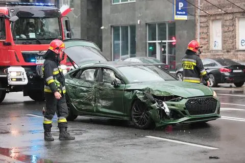 Sportowe audi uderzyło w kontenery 