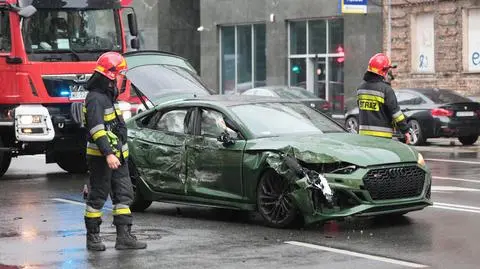 Rozbity sportowy samochód, pasażerka w szpitalu