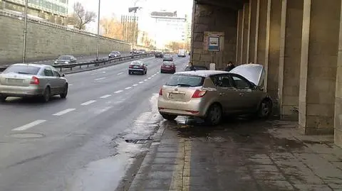 Wsiadał do autobusu Uderzyła w niego kia