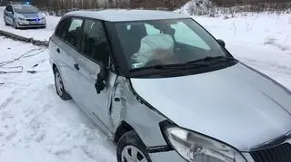 Kierowca uderzył w latarnię i porzucił auto