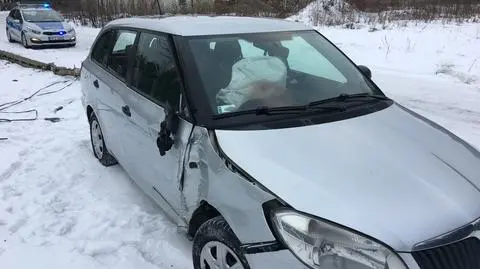 Powalona latarnia, porzucone auto. Policja szuka sprawcy kolizji