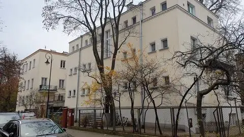 Dziecko wypadło z trzeciego piętra. Matka usłyszała zarzut