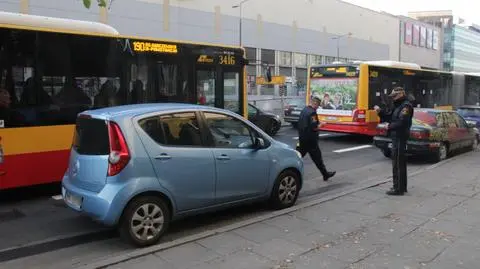 Parkują na buspasie w al. Solidarności. "Dodatkowe utrudnienie"