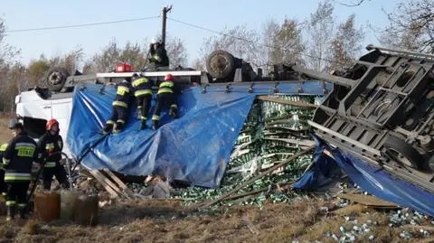 Ciężarówka z puszkami dachowała na drodze z Lublina
