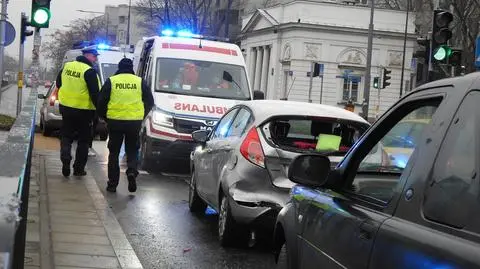 Zderzenie trzech aut, jedna osoba ranna