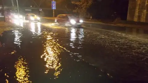 Płochocińska pod wodą. Przy przystanku autobusowym pękła rura