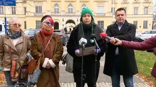 Konferencja grupy 14 Kobiet z Mostu przed siedzibą KSP