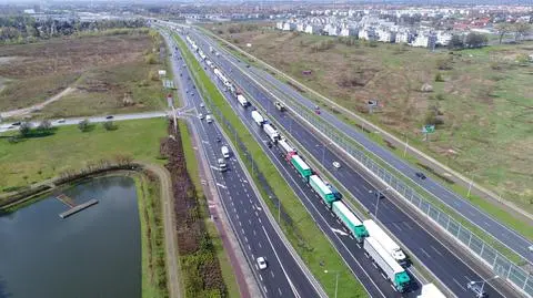 S8 stanęła: zepsuta ciężarówka i świąteczne wyjazdy. 