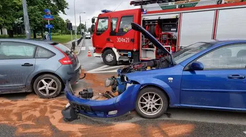 Zderzenie dwóch aut na Muranowie, jedna osoba zabrana do szpitala