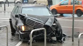 Mercedes wjechał w autobus