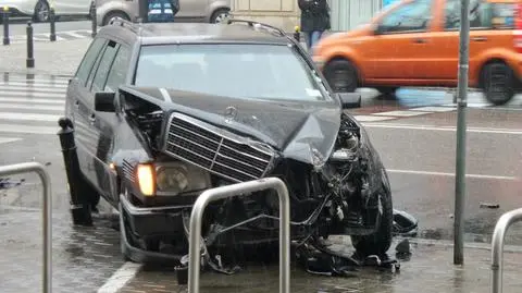 Zderzenie autobusu i mercedesa na rogu Hożej i Kruczej