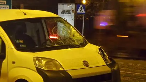 Potrącenie na przejściu. Kobieta pod opieką pogotowia
