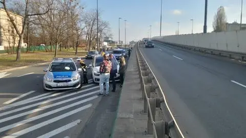 Taksówkarz uciekł policji i rozbił samochód. Wiózł kobietę z dwójką dzieci