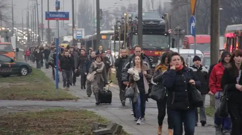 Stanęli w olbrzymim korku. "Ludzie wysiadają z autobusów i idą pieszo"