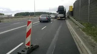 Zepsuty tir blokuje pas na Trasie AK