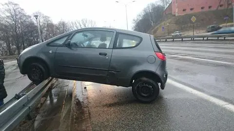 Ślisko na Wisłostradzie, samochód na barierach