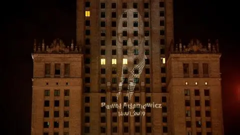 Paweł Adamowicz na fasadzie Pałacu Kultury