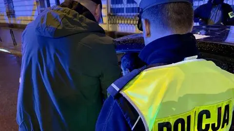 Policjanci przeprowadzili nocne kontrole przewozu osób