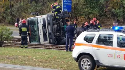 Ciężarówka przewróciła się na tory. Tramwaje na objazdach