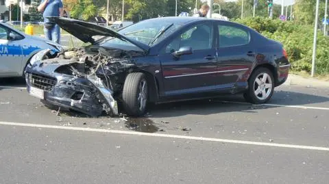 "Audi wylądowało na chodniku". Groźne zderzenie na Mokotowie