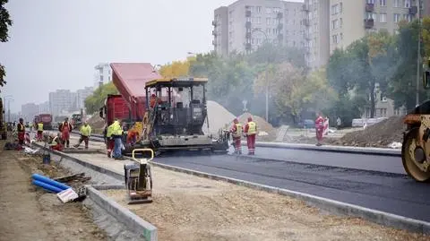 Kładą asfalt na Kondratowicza między Łabiszyńską i Chodecką