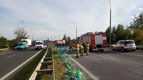 Ciężarówka na boku i rozsypane śmieci na trasie S7