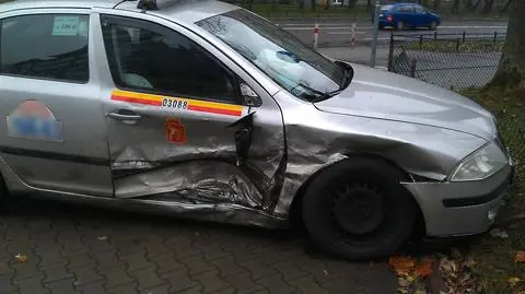 Zderzenie mitsubishi i skody na Ochocie