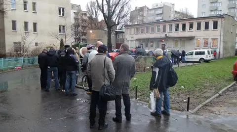 Tłumy przed siedzibą straży miejskiej. "Handlują miejscami w kolejce"