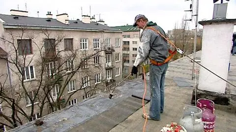 Remontują dachy podczas jesiennej pluchy