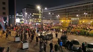 Protestujący na placu Powstańców Warszawy