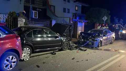 Staranował zaparkowane auta, trafił do szpitala. Policja: był nietrzeźwy