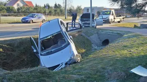 Jedno auto w rowie, drugie na latarni. Wypadek pod Warszawą