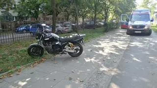 Zderzenie motocykla z dwoma samochodami