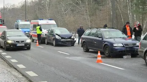 Wypadek czterech aut na Czecha. "Dwie osoby w szpitalu"