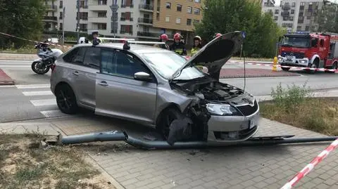 Uderzyła w latarnię na Targówku. "Dwoje dzieci w szpitalu"