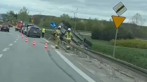 Wojskowy pojazd zjechał z drogi do rowu i się przewrócił