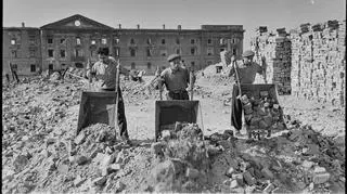 Mężczyźni z organizacji żydowskiej przy odgruzowywaniu terenu getta warszawskiego, 1947