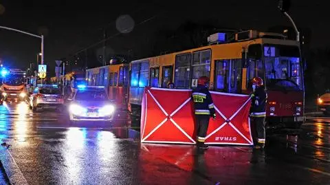 Śmiertelne potrącenie pieszej na Targówku. "Przechodziła przez przejście na czerwonym świetle"
