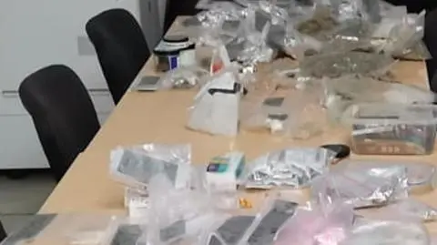 Na widok policjantów przyspieszył w kierunku auta. Miał "znaczne ilości środków odurzających" w bagażniku