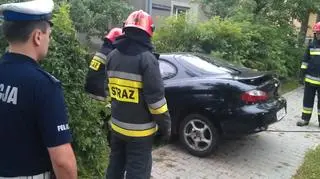 Przebił ogrodzenie i wjechał hyundai&#039;em do ogródka