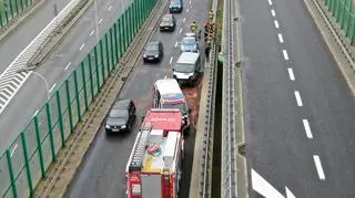 Bus uderzył w bariery na trasie Siekierkowskiej