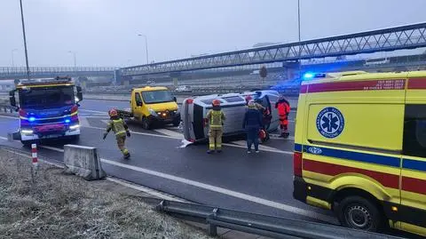 Samochód przewrócił się na bok na trasie ekspresowej