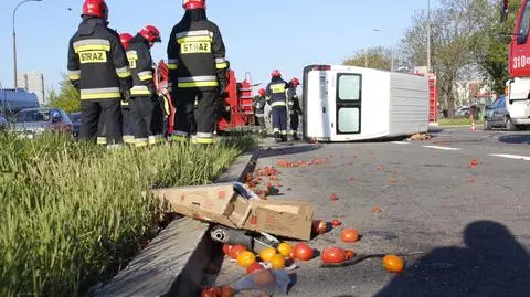 Dostawczak na boku, pomidory na drodze
