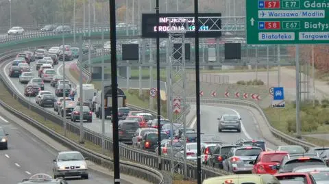 Trudny wjazd na Trasę AK po kolizji na wiadukcie