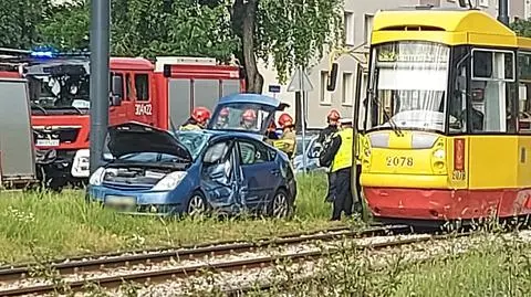 Zderzenie samochodu z tramwajem na Stawkach